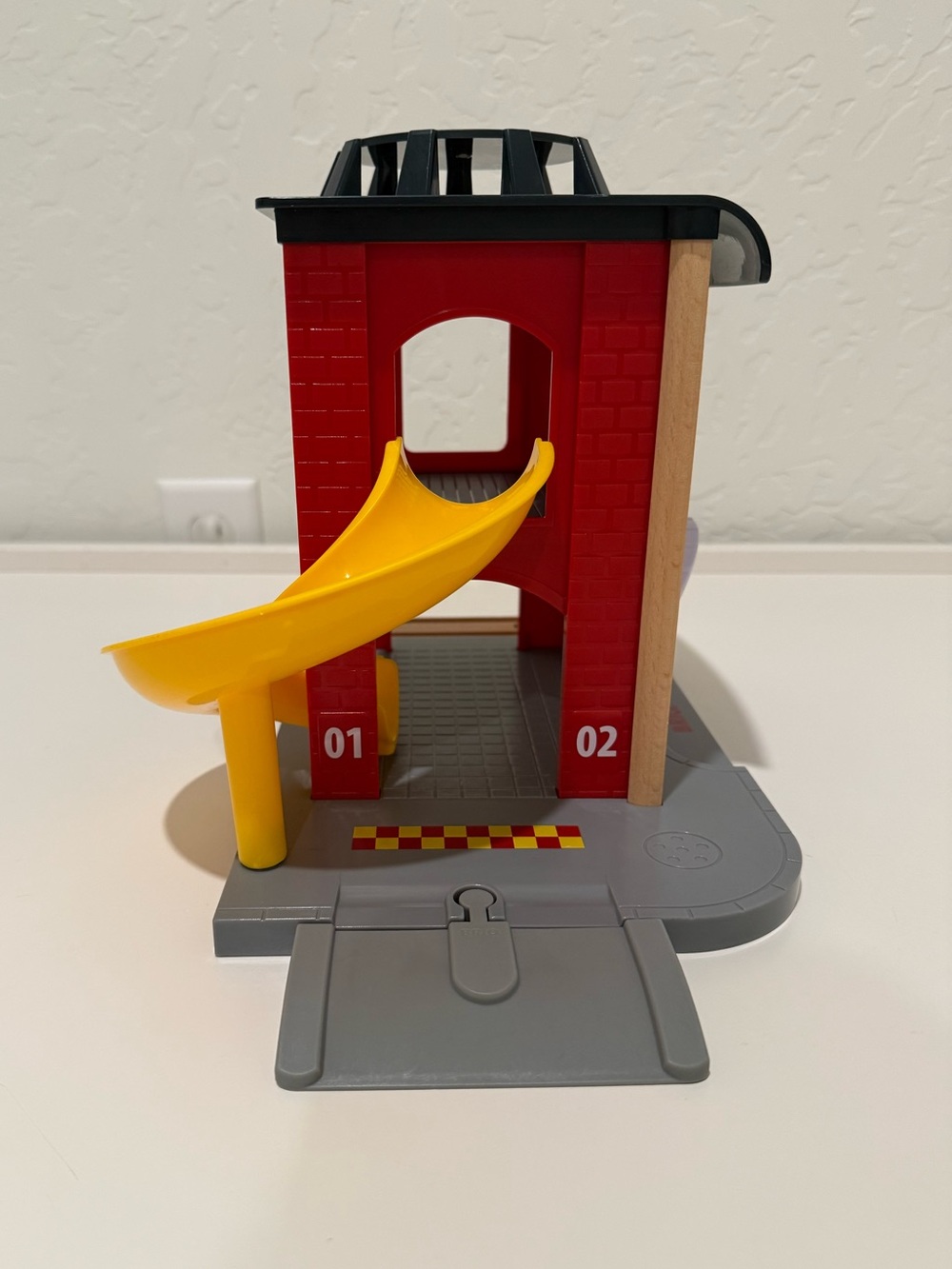 BRIO World - 33833 Fire Station Train Set Accessory - Picture 2 of 7